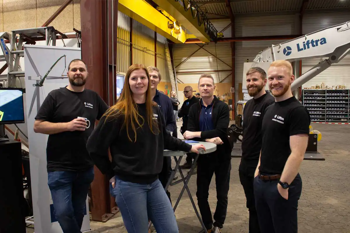 liftra people smiling in the workshop